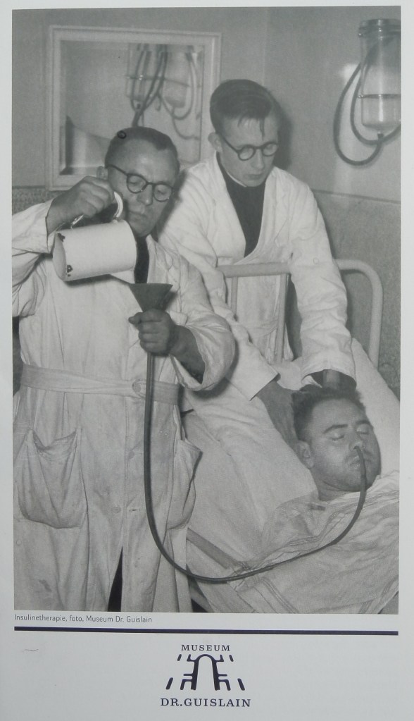 De folder van Museum Dr. Guislain - geschiedenis van de psychiatrie: insulinetherapie (circa 1950?) - door toedienen van insuline werd een tijdelijke coma opgewekt. 